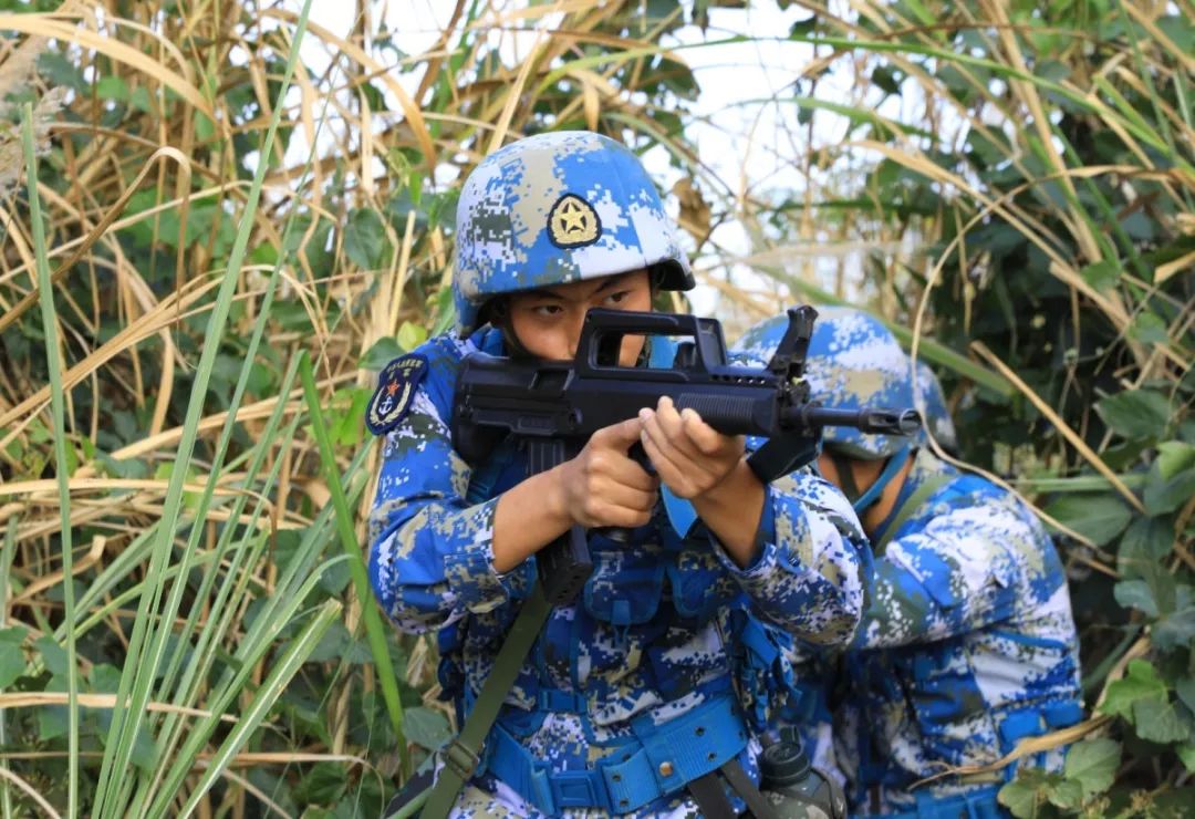 万里海疆战鼓擂，新春佳节练兵忙