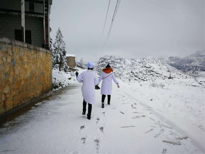 罗平县：钟山“疫”令响老区*党**旗扬