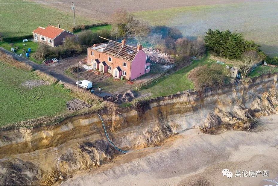 原本是面朝大海最美的崖边别墅,现在却要被大海吞没...英国这岛是越来越小了...