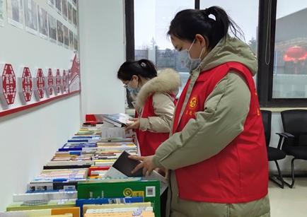 西安航空基地“图书宅急送”志愿服务送书上门丰富群众居家精神文化生活
