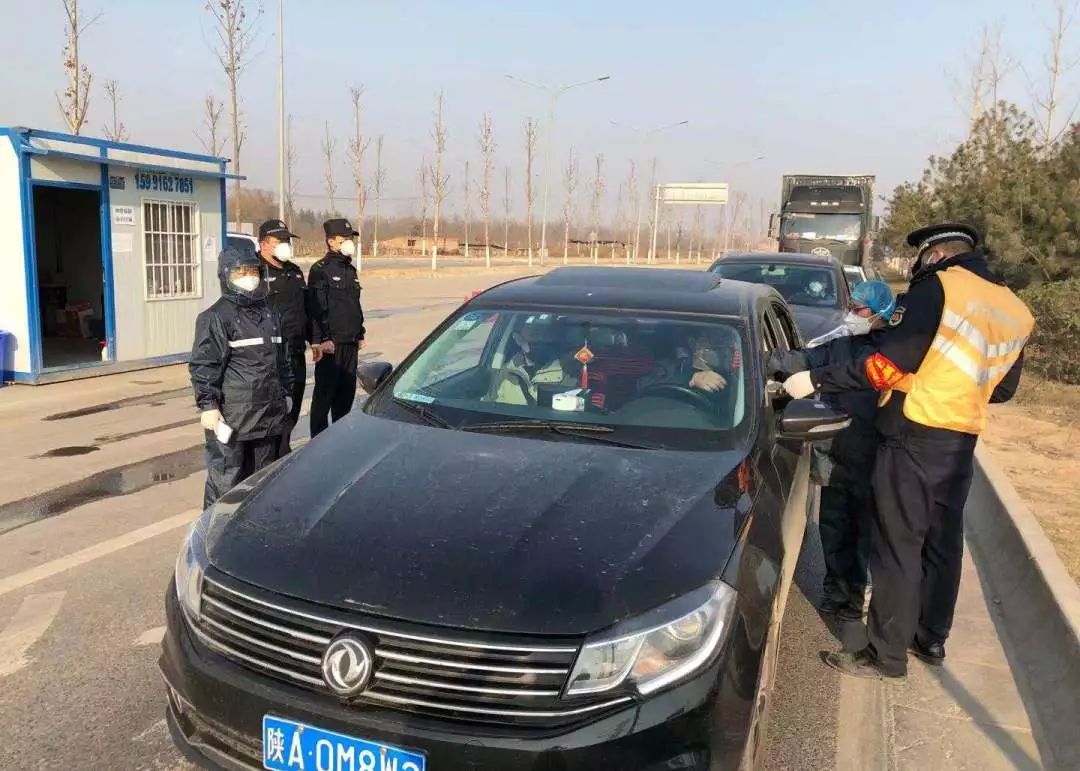 战疫一线党旗飘勇担使命践初心,让党旗在防控战役第一线高高飘扬