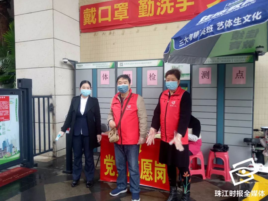 党旗飘扬我是一名老党员,党旗飘扬退休老党员