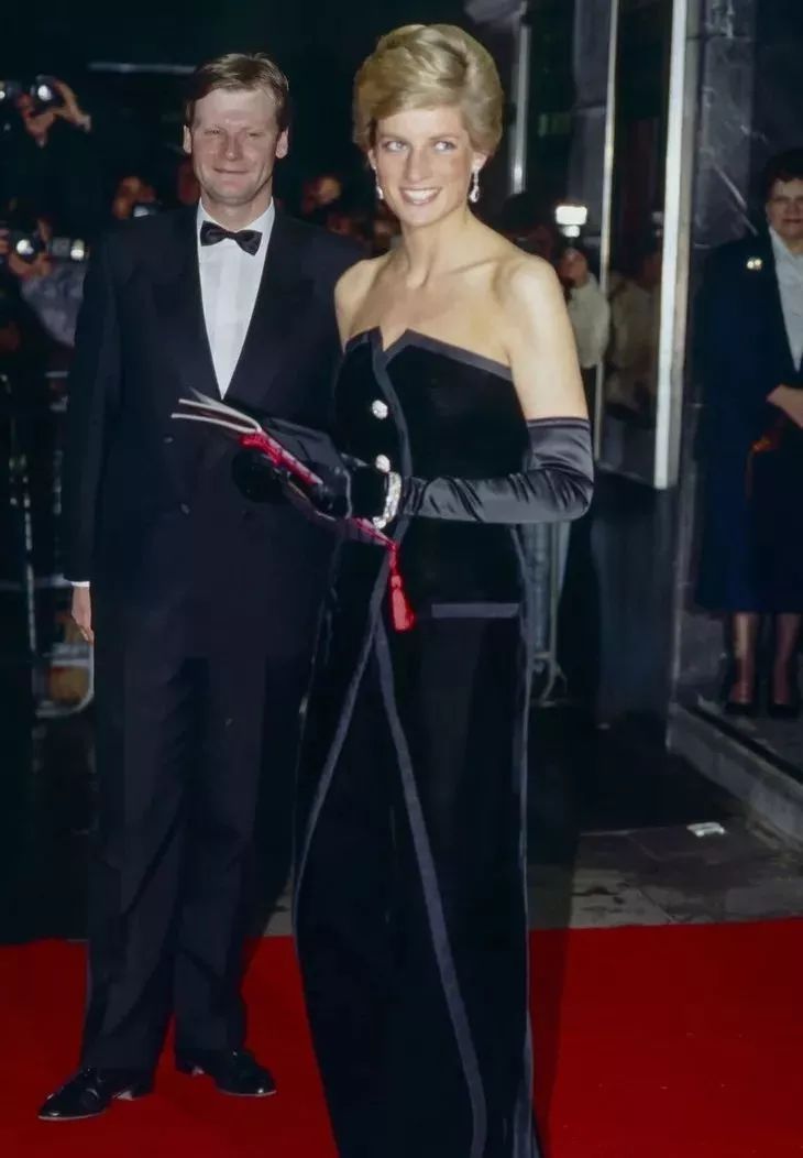 肩胛骨平平的怎么美起来,开肩美背改善翼状肩胛