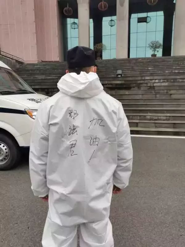 一天敲开216扇门，却只能在走廊与家人相望……丨法院战“疫”速览