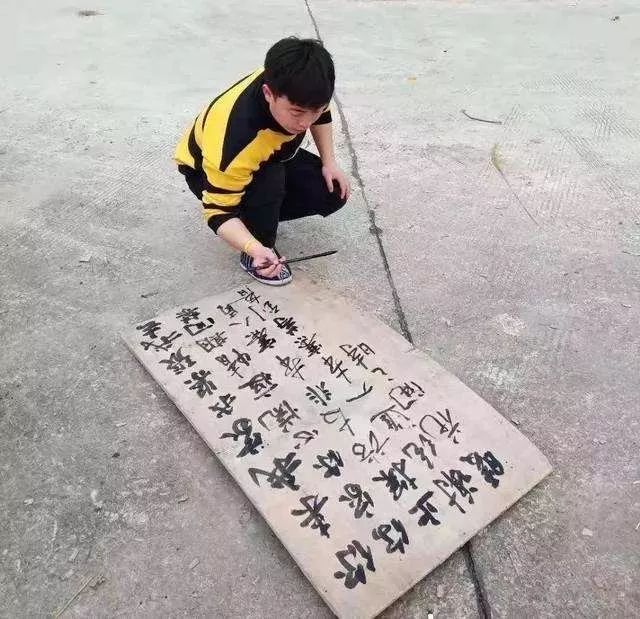 还在羡慕人家会写“风月同天”？速来看咱村儿里的《疫情帖》、《别来我家帖》！｜装裱版