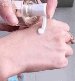 有了水乳精华脸嫩了,有了这些护肤品会更年轻