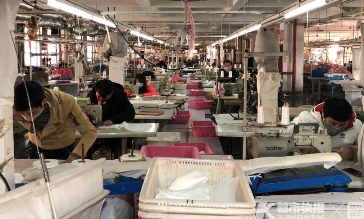 下城区│有了42名绿码员工，就有了生产力！小有名气的杭派女装转产民用口罩“自救”