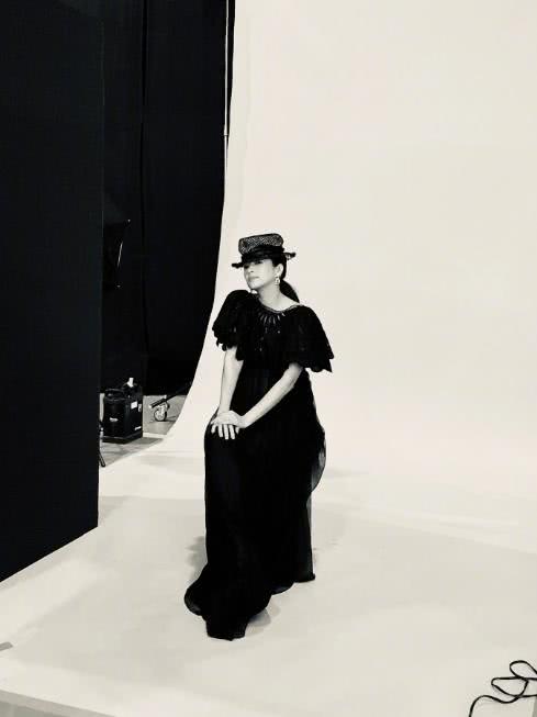 章子怡近照孕肚比钻戒抢镜,章子怡挺大肚孕晚期照