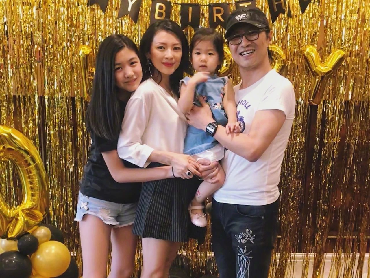 章子怡近照孕肚比钻戒抢镜,章子怡挺大肚孕晚期照