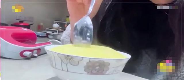 倪妮素颜出镜下厨做蛋糕,倪妮做蛋糕