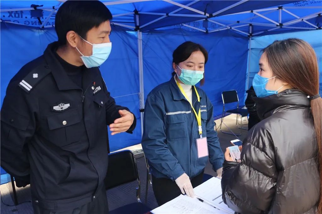 抗疫英雄解放军战士,抗击疫情一线民警坚守岗位