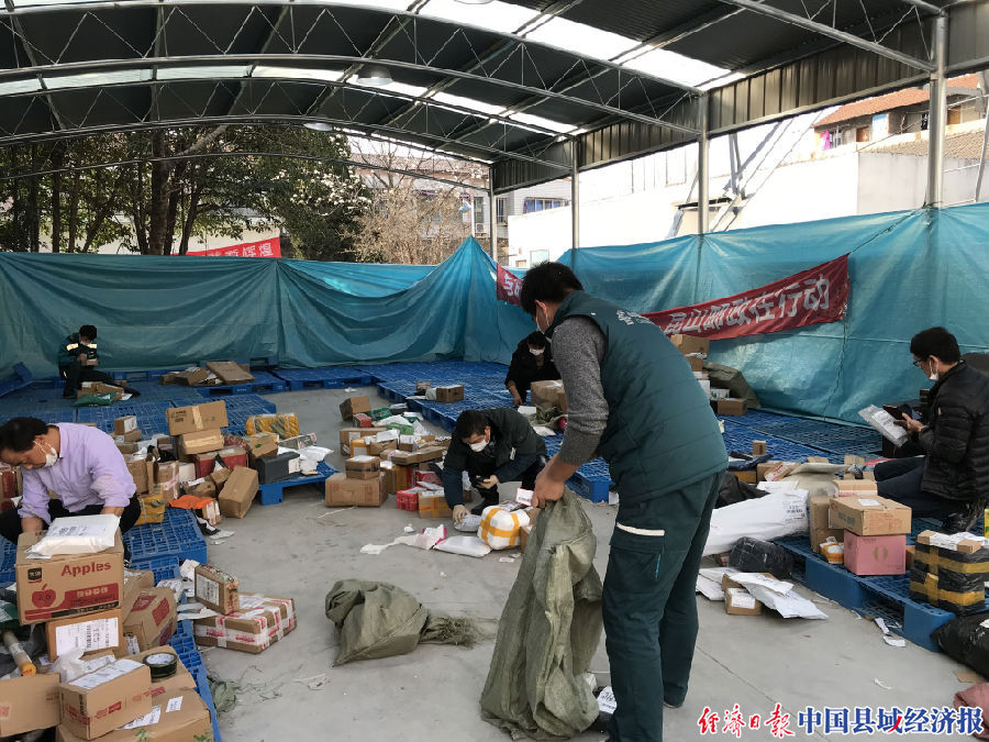 邮政快递员疫情防控工作,快递小哥参与疫情防控志愿服务