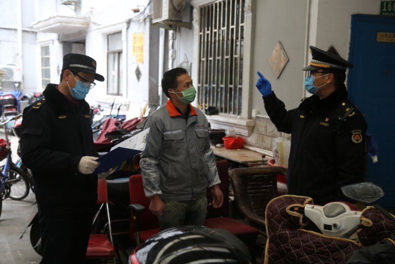 年轻租户集聚的“白领公寓”如何防疫?上海这个镇地毯式排查,连外卖都考虑了