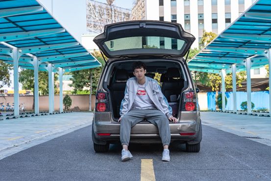 用家里的老途安来练技术,1米9小伙表示坐进去空间还很富裕!就是车机配置有点跟不上?