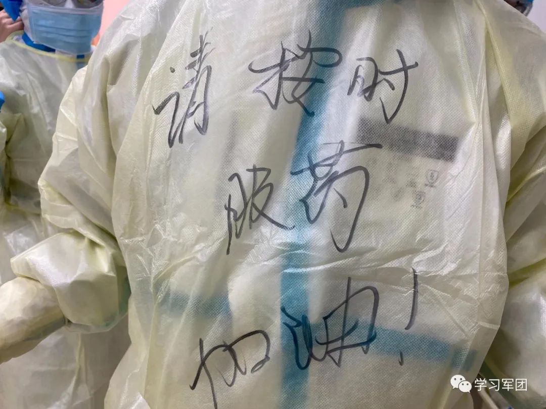 抗疫一线的白衣感动瞬间,武汉疫情防护服上写精忠报国
