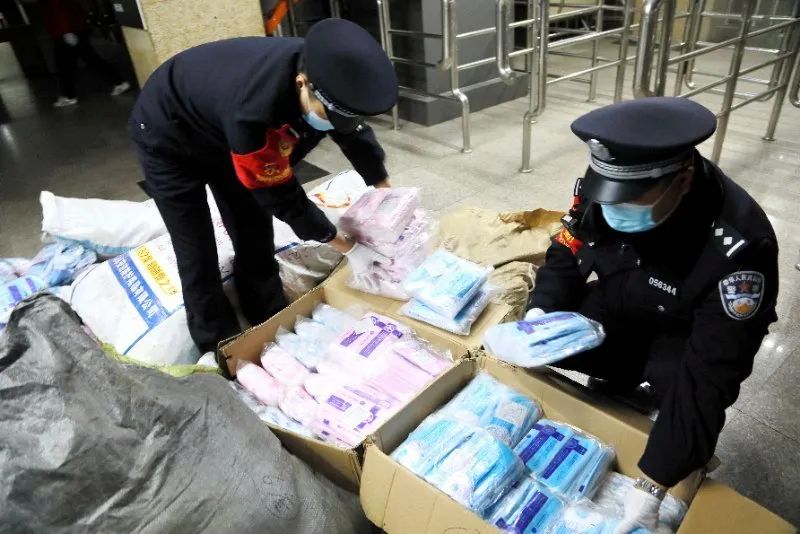 32万只假口罩即将被运走,好在铁警及时接到群众举报……