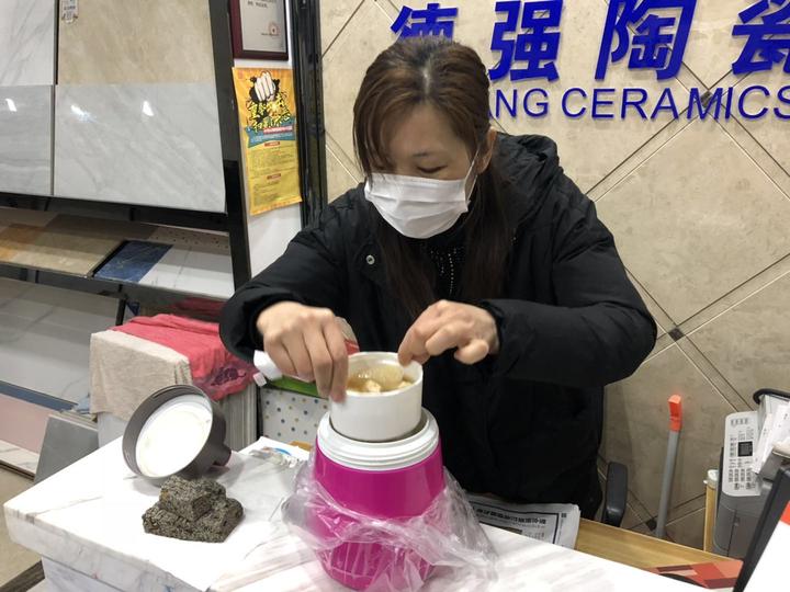 复工进行时｜杭州陶瓷品市场恢复营业，有商户说：守在店里，哪怕没顾客也比待家安心