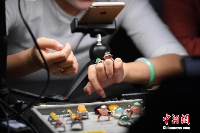 卖茶叶、卖保险、卖海鲜……网上带货,真赚钱?