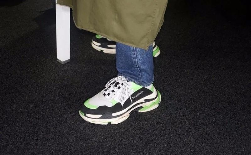 发现时髦的女人都在穿这3双鞋,穿了两只不同鞋子发朋友圈