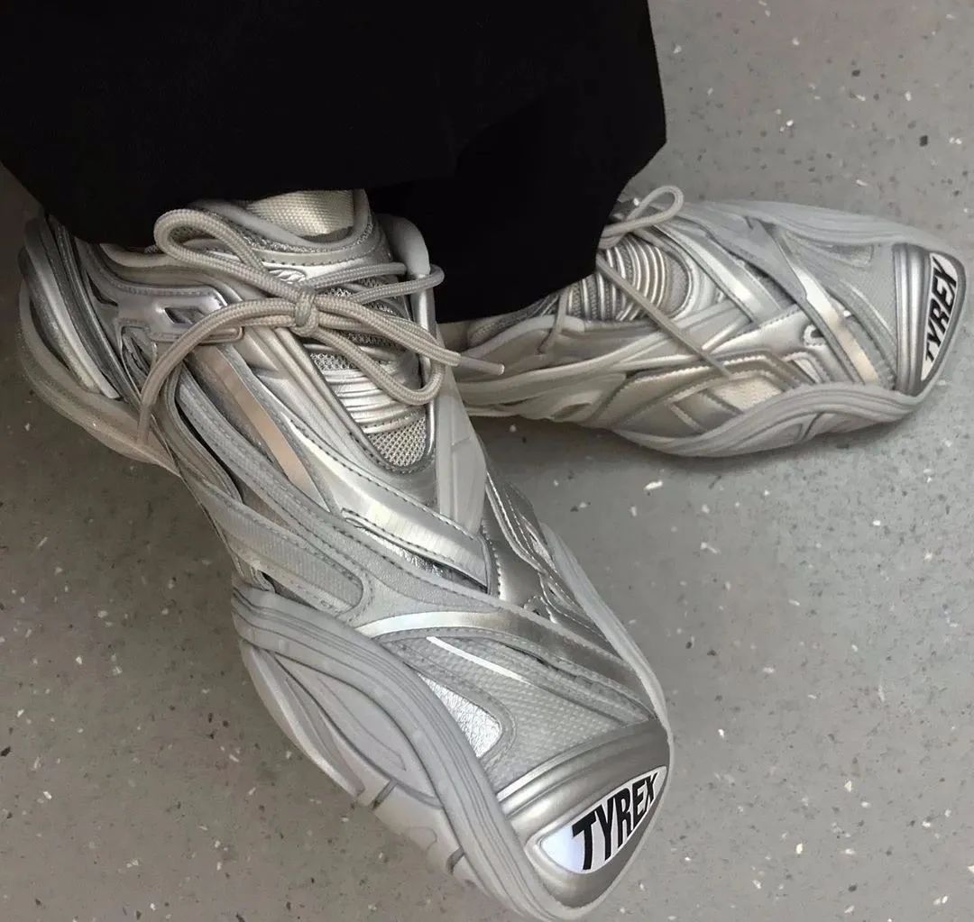 穿了两只不同鞋子发朋友圈,发现时髦的女人都在穿这3双鞋