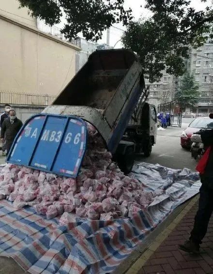 武汉一社区用环卫车运平价肉,武汉青山区一社区用环卫车运肉