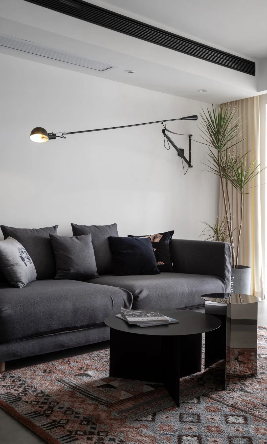 入门玄关连着小房间不浪费空间,现代化两边不靠墙入户玄关实用