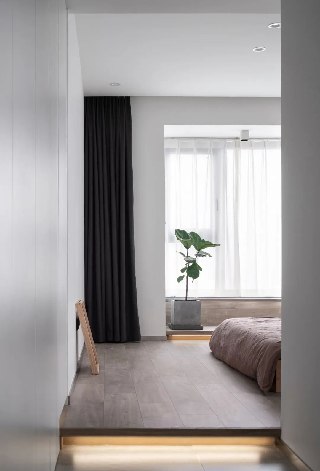 入门玄关连着小房间不浪费空间,现代化两边不靠墙入户玄关实用