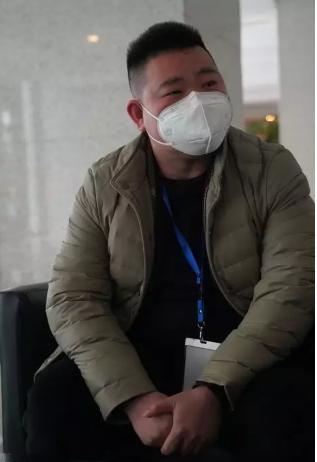 河南小伙在杭州突然红了！小区封闭管理，被拦下不让出门的他做了这样的选择……
