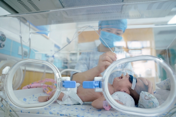 刚出生宝宝揪心一幕,揪心的新生儿