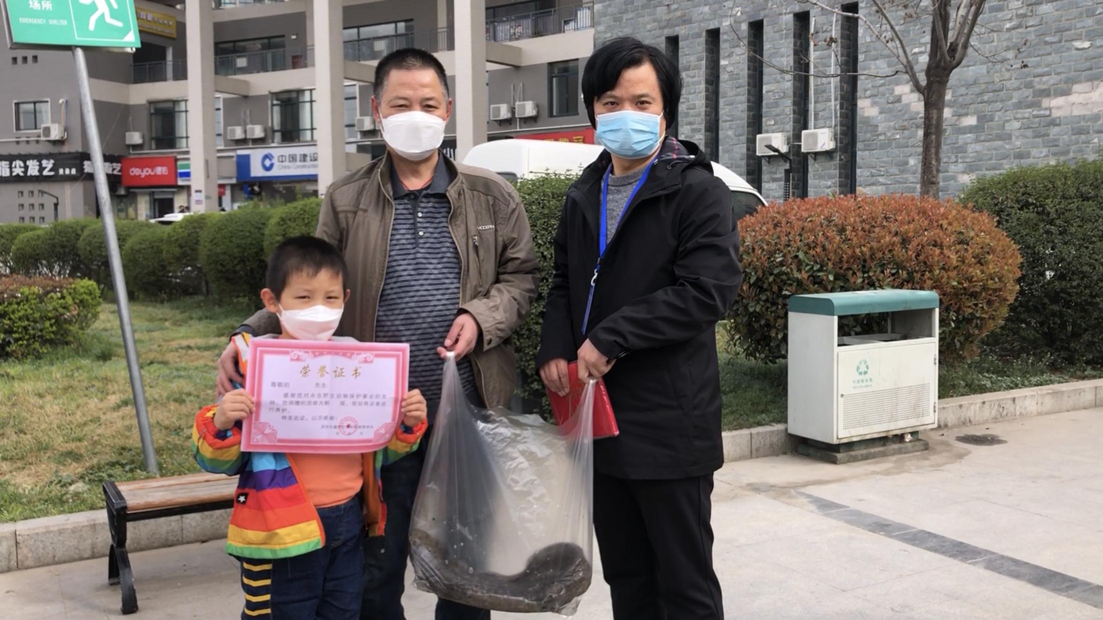 西安灞河能钓到鱼吗,市民钓到娃娃鱼