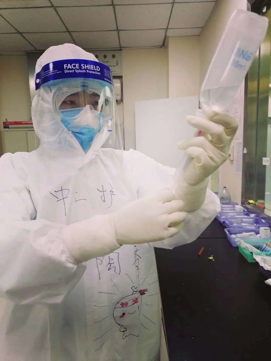 驰援日记：老人经过多天的输液用药，大部分的血管都硬如条索