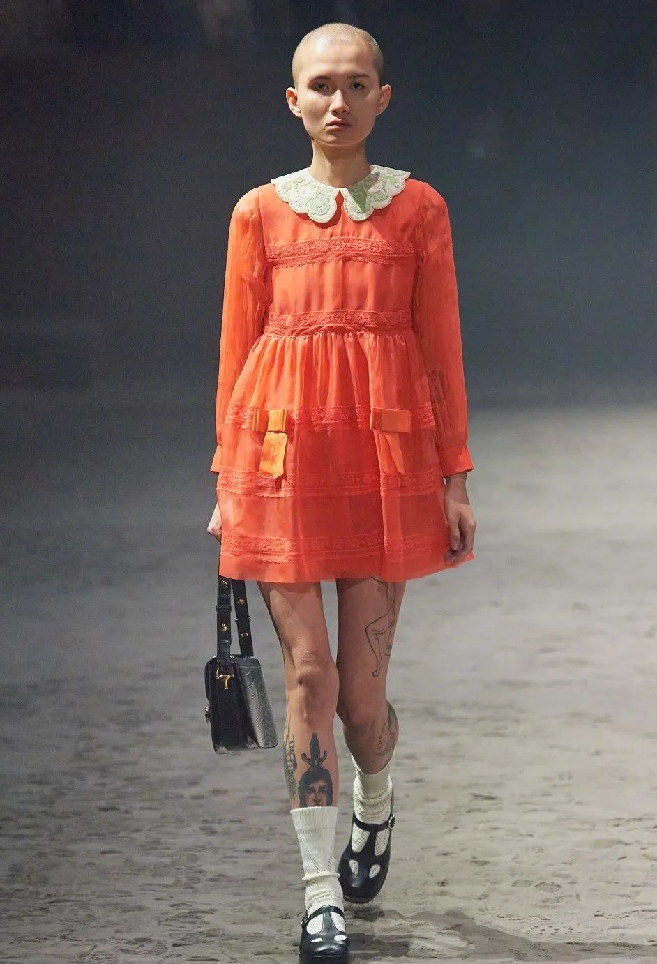 今年的自信就指着领子了