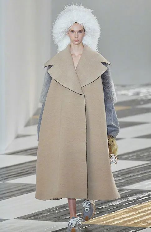 今年的自信就指着领子了