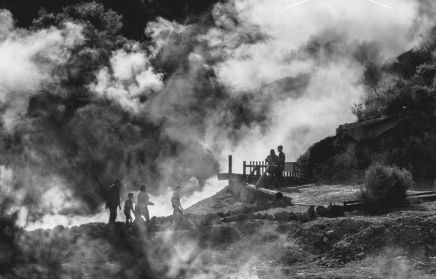 沾走“秽气”！各国花样泥浴泡出心中喜