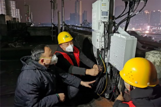 抗疫战斗中的医护工作者,各地基层工作人员抗疫的身影