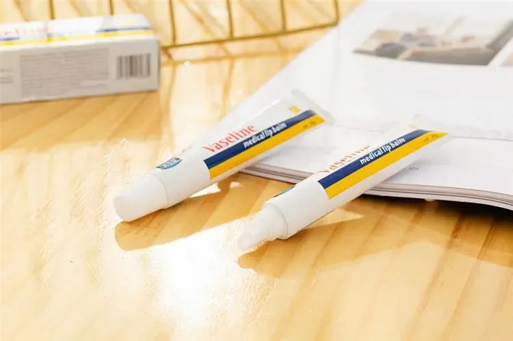 嘴唇干裂起皮等皮掉了涂唇膏,嘴唇干脱皮用什么唇部护理比较好?