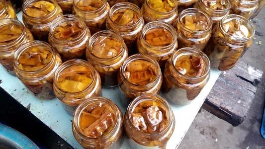 油焖笋长毛了还能吃吗,油焖笋中有白色物质