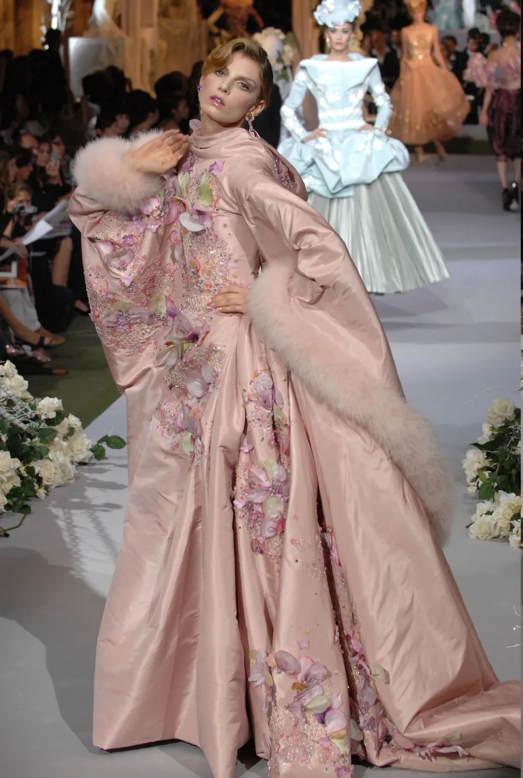 41岁妖孽超模养鸡种田,凭一张动图霸屏15年:原来这只老狐狸,早已修成了仙