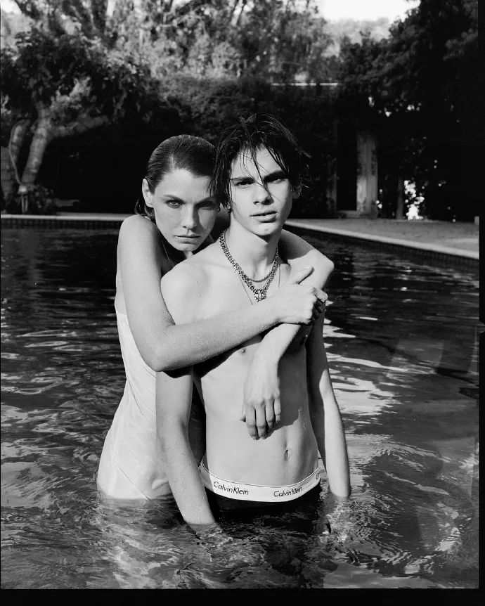 41岁妖孽超模养鸡种田,凭一张动图霸屏15年:原来这只老狐狸,早已修成了仙