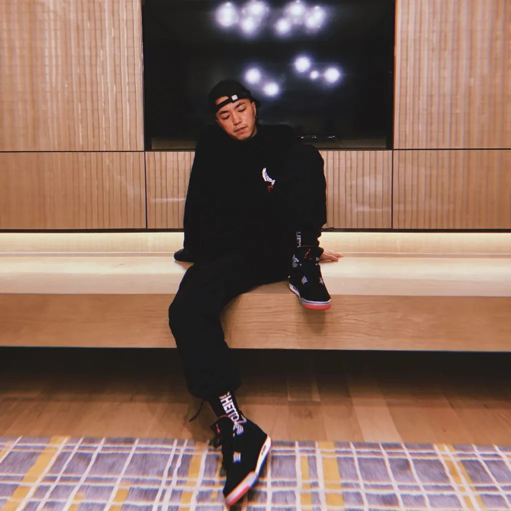 蔡徐坤穿权志龙鞋,蔡徐坤lisa虞书欣合照