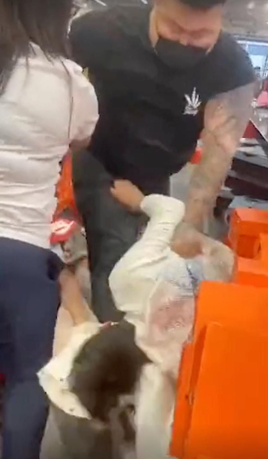 北京首创鞋店打架事件,北京首创奥莱鞋店打架事件