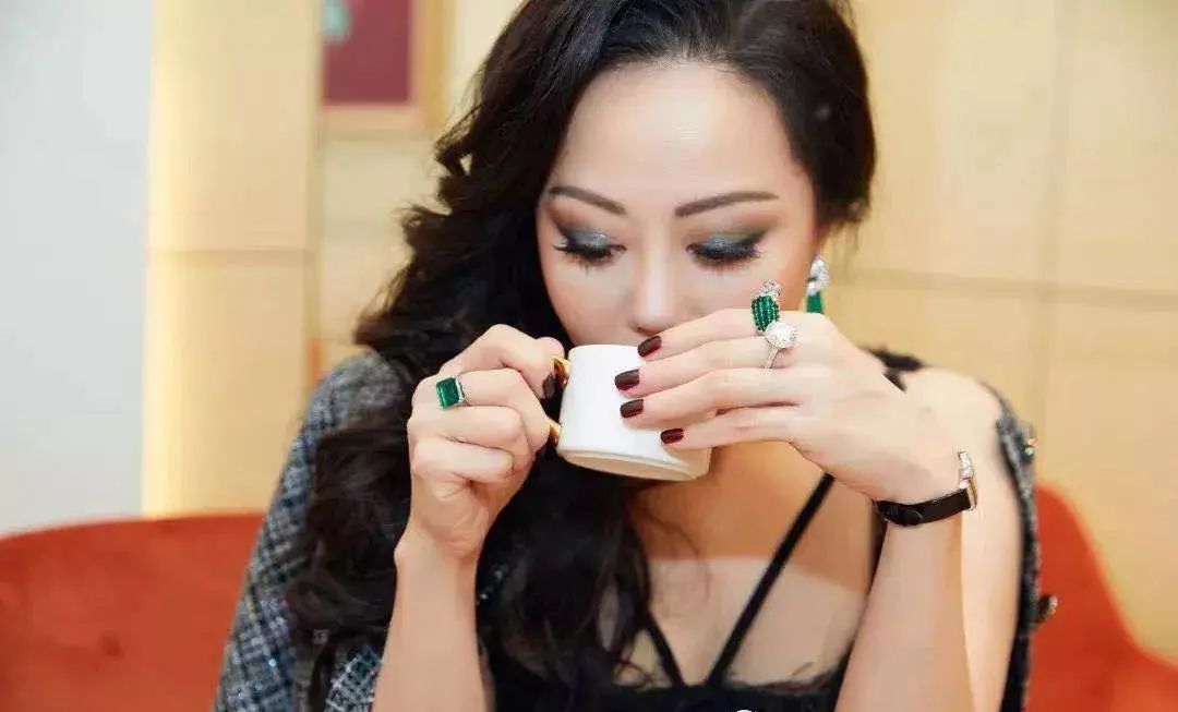 4岁逛连卡佛，13岁成香奈儿常客，她才是初代白富美