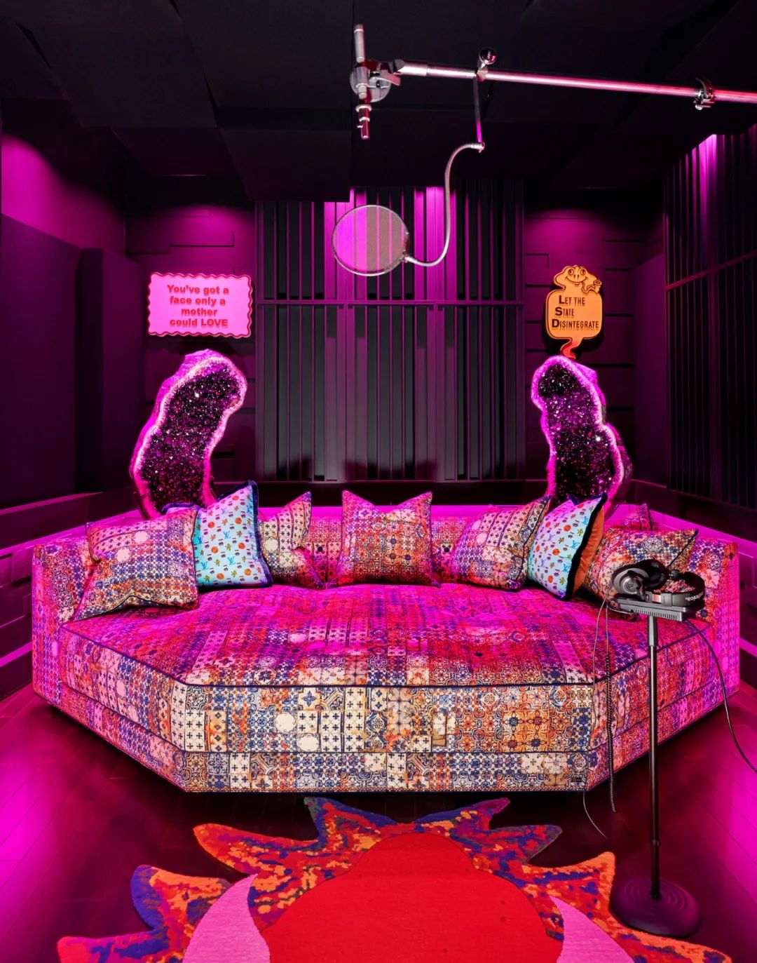 全球“最快”的男人公开1亿豪宅!室内唱跳打篮球,马桶还会唱歌…