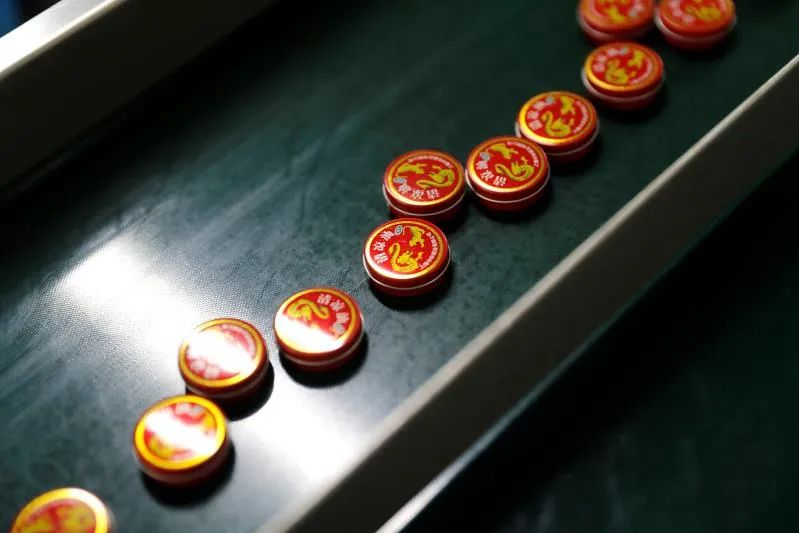 王牌产品“龙虎清凉油”的原材料断供了，怎么办？