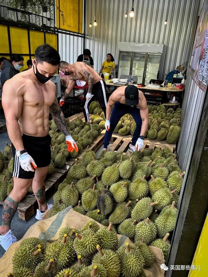 泰国健身教练赤膊卖榴莲走红,泰国健身教练榴莲