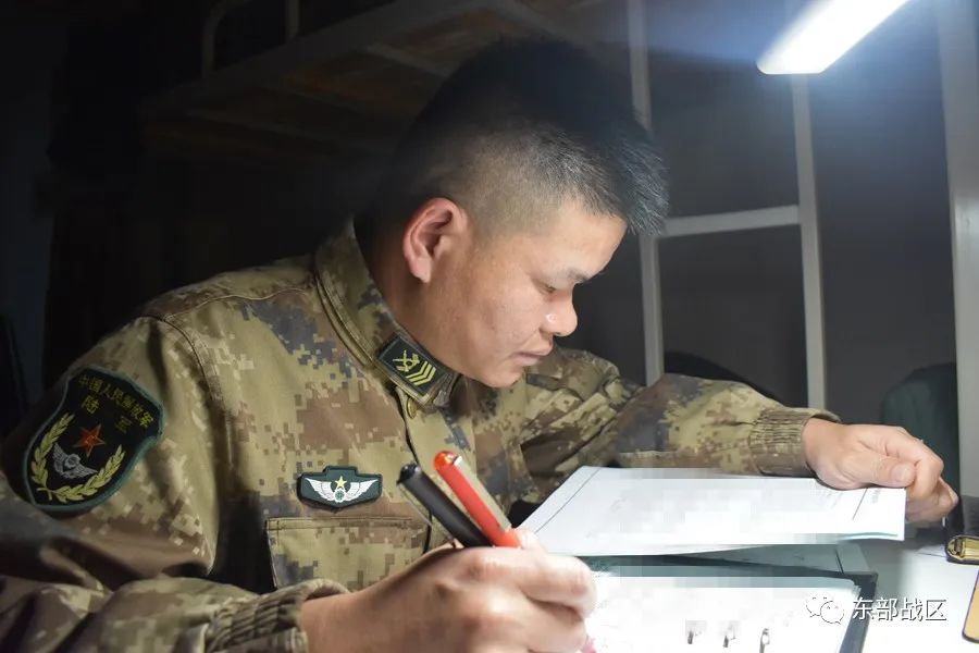 尖兵｜从农村娃到直升机“航电大拿”，“兵王”经历了什么？