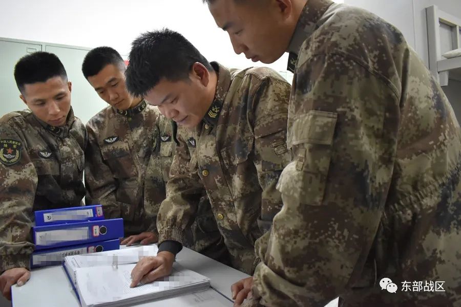 尖兵｜从农村娃到直升机“航电大拿”，“兵王”经历了什么？