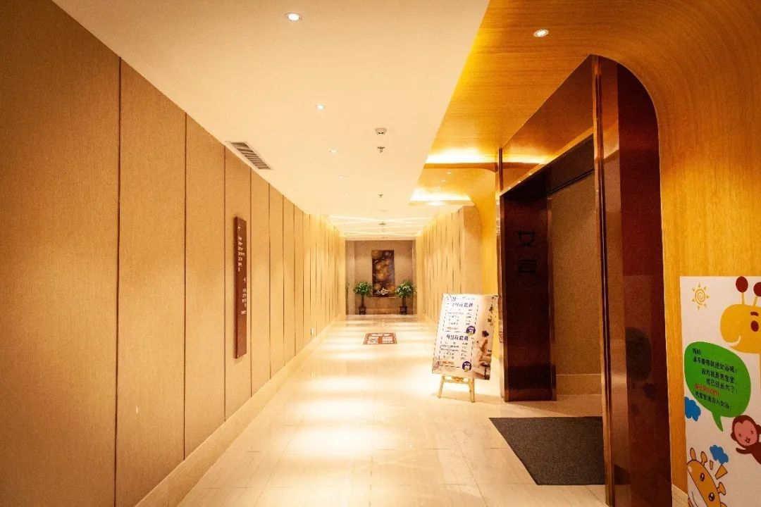 「温泉盛宴狂欢开启」只需28.1元！金水湾金水湾超大浴场两万平（单人洗浴+游泳），游玩旅行的快乐，内含洗浴，游泳，汗蒸，大屏观影