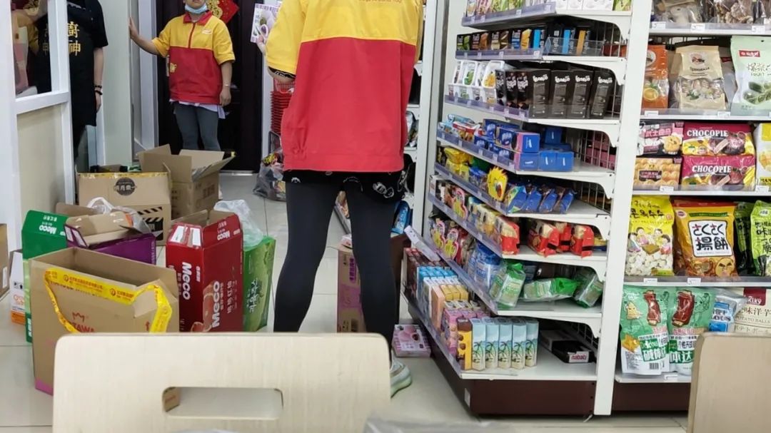 探访北京全时：全场6折引大妈疯抢，店员刚知停业安排