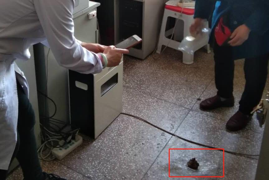 女子手术三个月取出纱布,女子手术5年后体内取出纱布